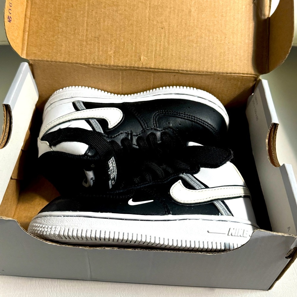 Hard to find Air Force 1s size 8c